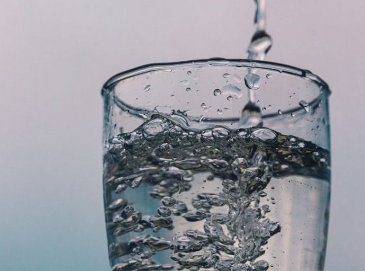 Cosa sapere dell'acqua frizzante per lo stomaco
