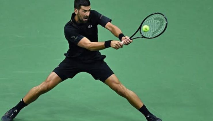 Novak Djokovic che colpisce la pallina