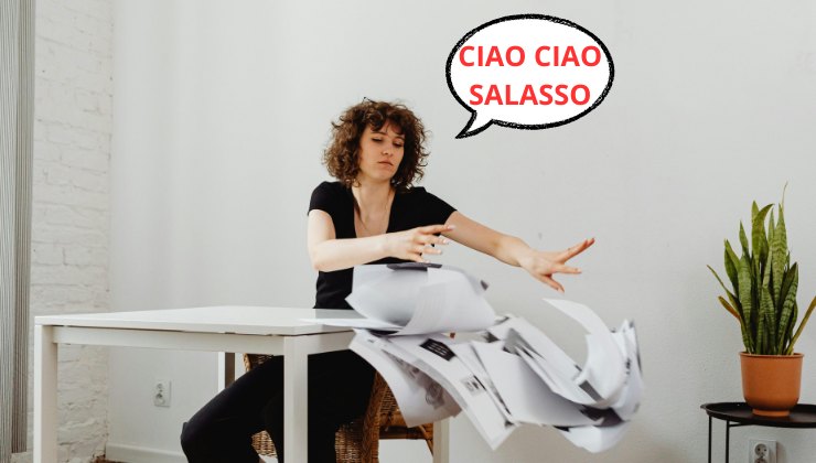 Donna spinge via svariati fogli dal tavolo