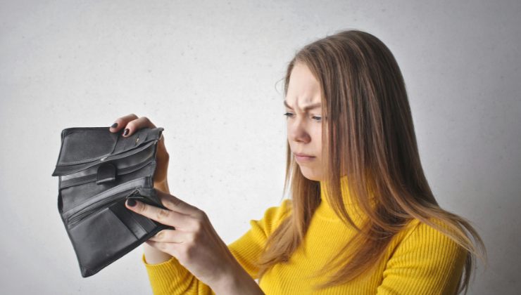 Ragazza indignata con portafoglio vuoto