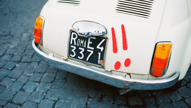 Primo piano di una targa italiana