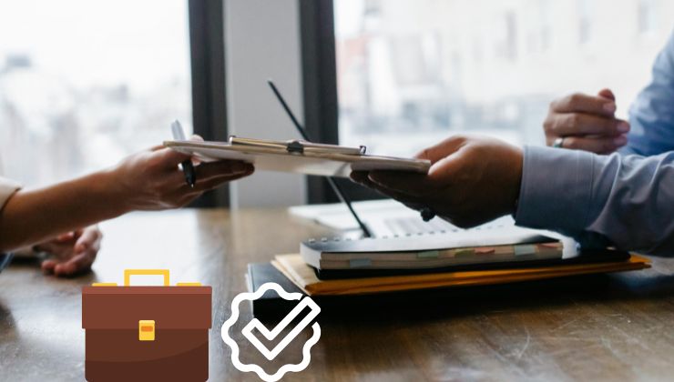 Mani che si scambiano fogli sopra un tavolo