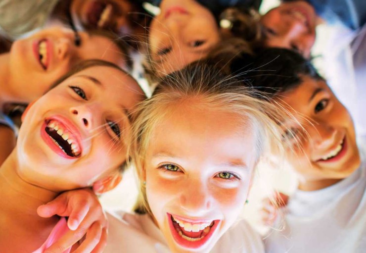 Bambini felici che ridono