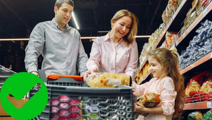 Famiglia che riempie il carrello