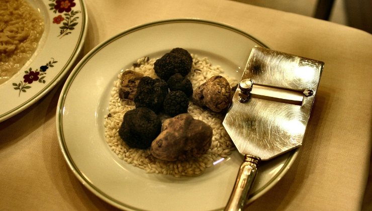Piatto con tartufi sopra