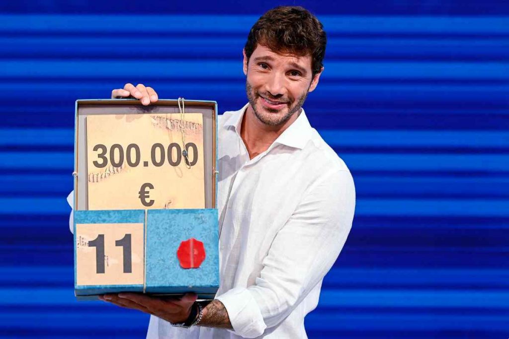Chi è il dottore di Affari Tuoi: l’uomo misterioso che ogni sera entra in casa degli italiani | Si sa tutto di lui
