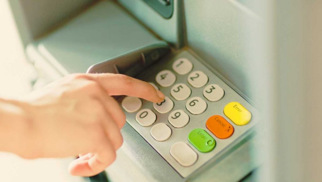 FURTO BANCOMAT nel mirino: smascherato il ladro del nuovo metodo “marmotta”