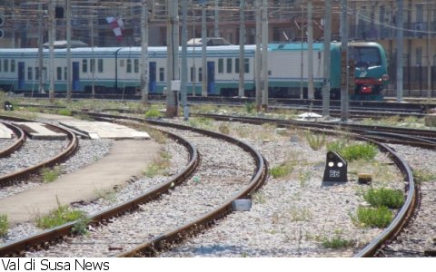Muore sotto il treno in stazione