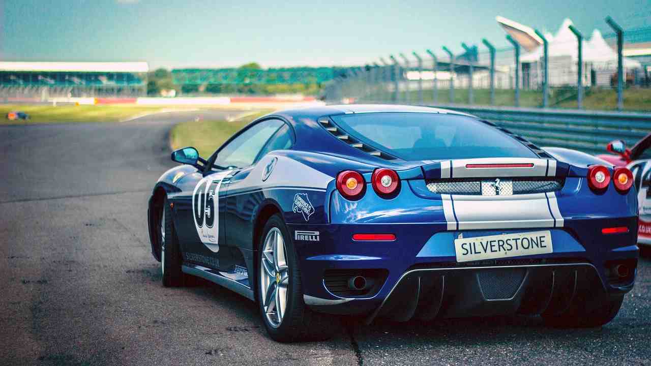 Libretto auto, scatta la nuova regola dei 30 giorni | Se non lo hai ancora aggiornato ti becchi 726€ di multa