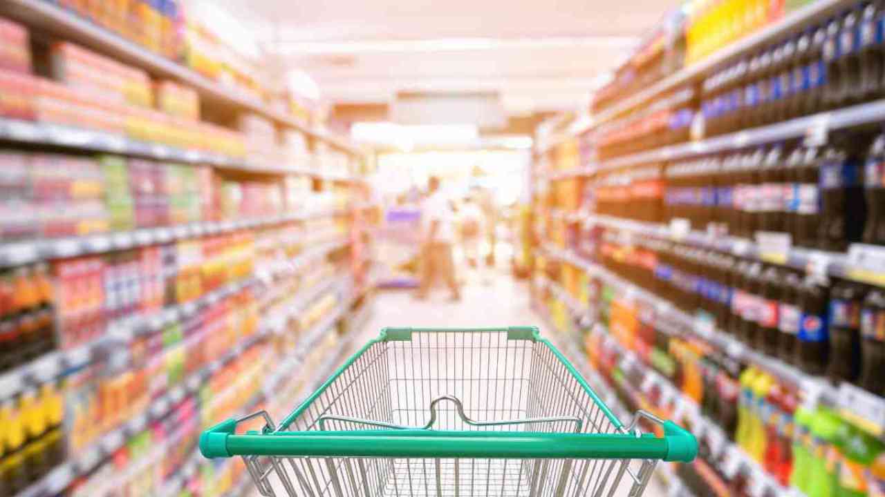 “Mi faccia vedere la spesa”, sanzioni pesanti sui cibi grassi: la guerra all’obesità ti inchioda | Posti di blocco alla cassa dei supermercati