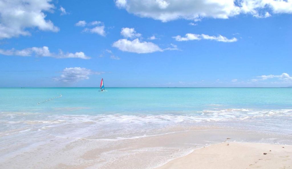Agosto in Italia, per fine mese queste sono le SPIAGGE più ECONOMICHE | Belle da scambiarle con quelle siciliane