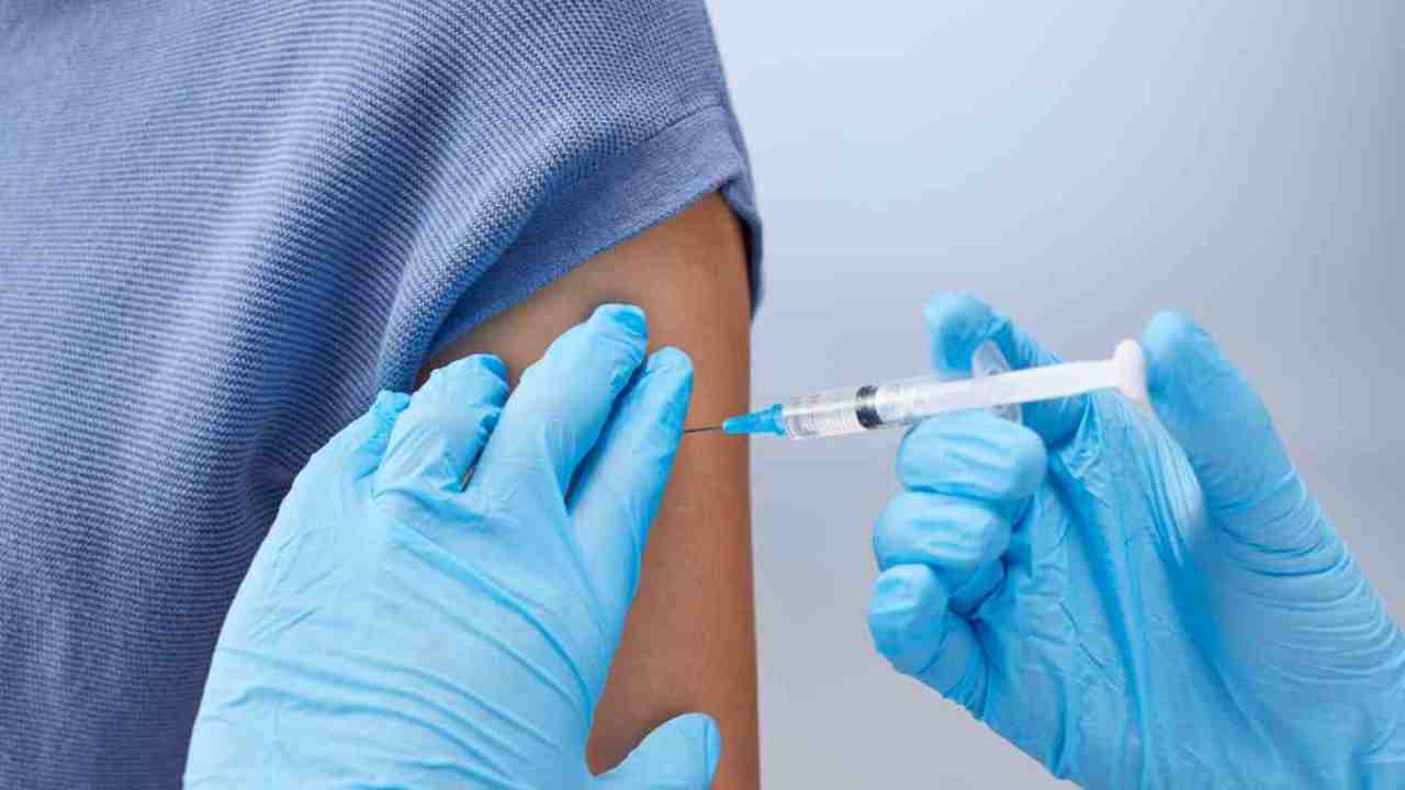 Stop vaccini obbligatori, Salvini distrugge la legge Lorenzin | Multe fino a 500€ e figli fuori da scuola senza questo documento
