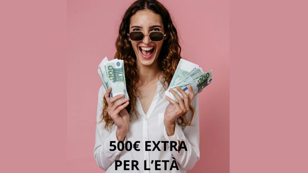 Donna felice con soldi in mano