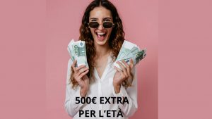 Donna felice con soldi in mano