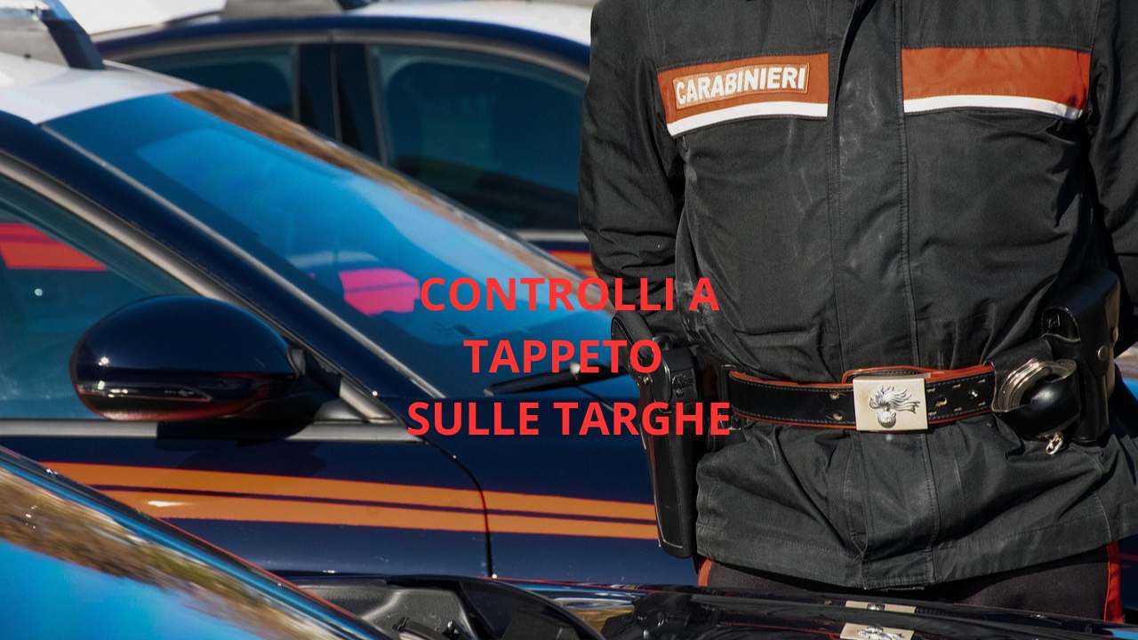 Busto di Carabiniere in primo piano davanti alla sua volante