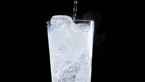 Cosa succede se bevi acqua frizzante nel tuo stomaco