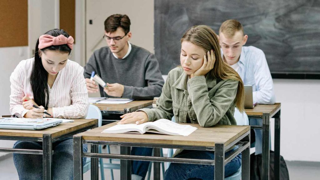 Studenti disperati seduti ai banchi