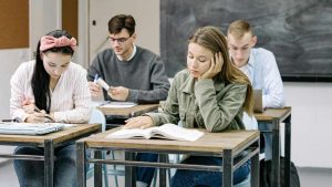 Studenti disperati seduti ai banchi