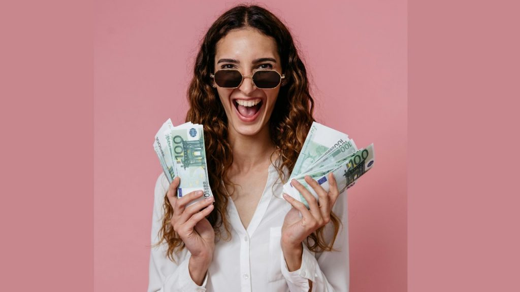 Donna felice con euro in mano