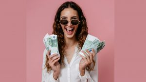 Donna felice con euro in mano