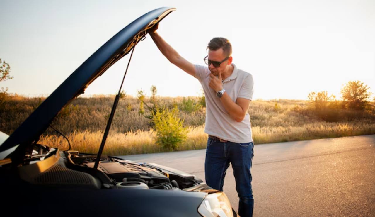 SUV in panne (Freepik) - Valsusanews.it