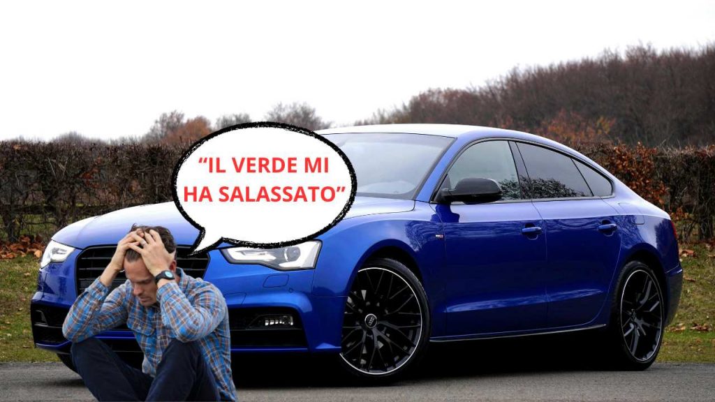 Uomo disperato davanti all'auto