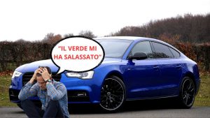 Uomo disperato davanti all'auto