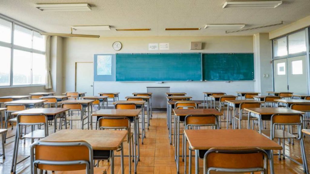 Scuole chiuse per più di 25 giorni: genitori preoccupati