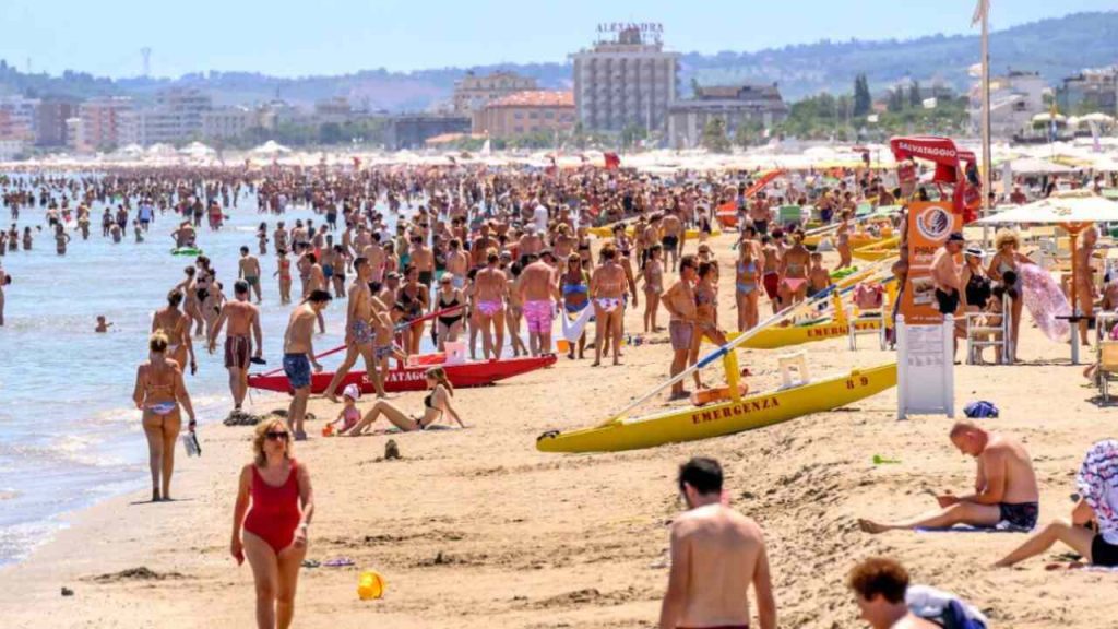 Spiaggia affollata (web) - Valsusanews.it
