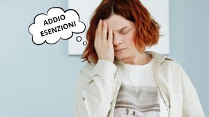 Donna disperata con mano sul viso