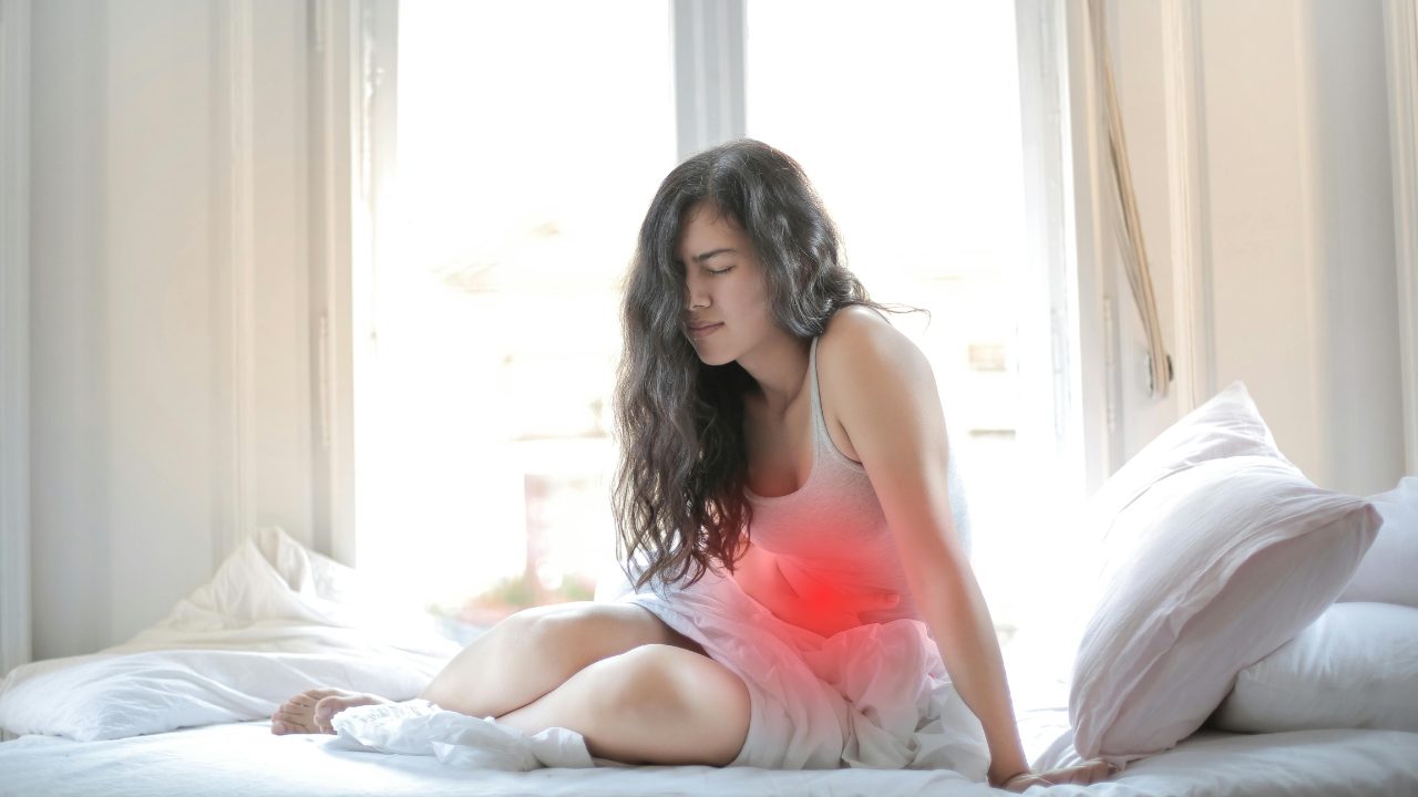 Donna con mal di pancia