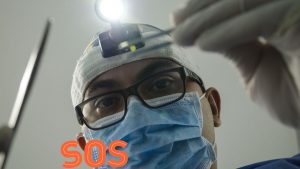 Medico con mascherina in primo piano