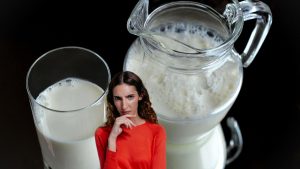 Bicchiere e brocca di latte in primo piano