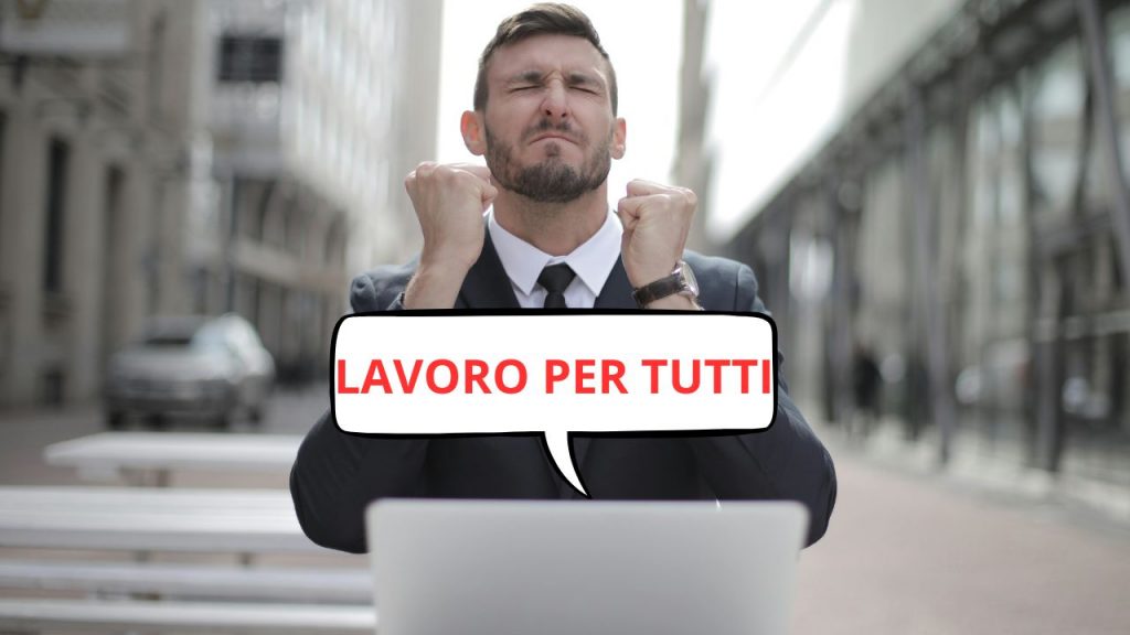 Uomo felice davanti al PC