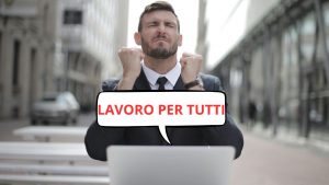 Uomo felice davanti al PC