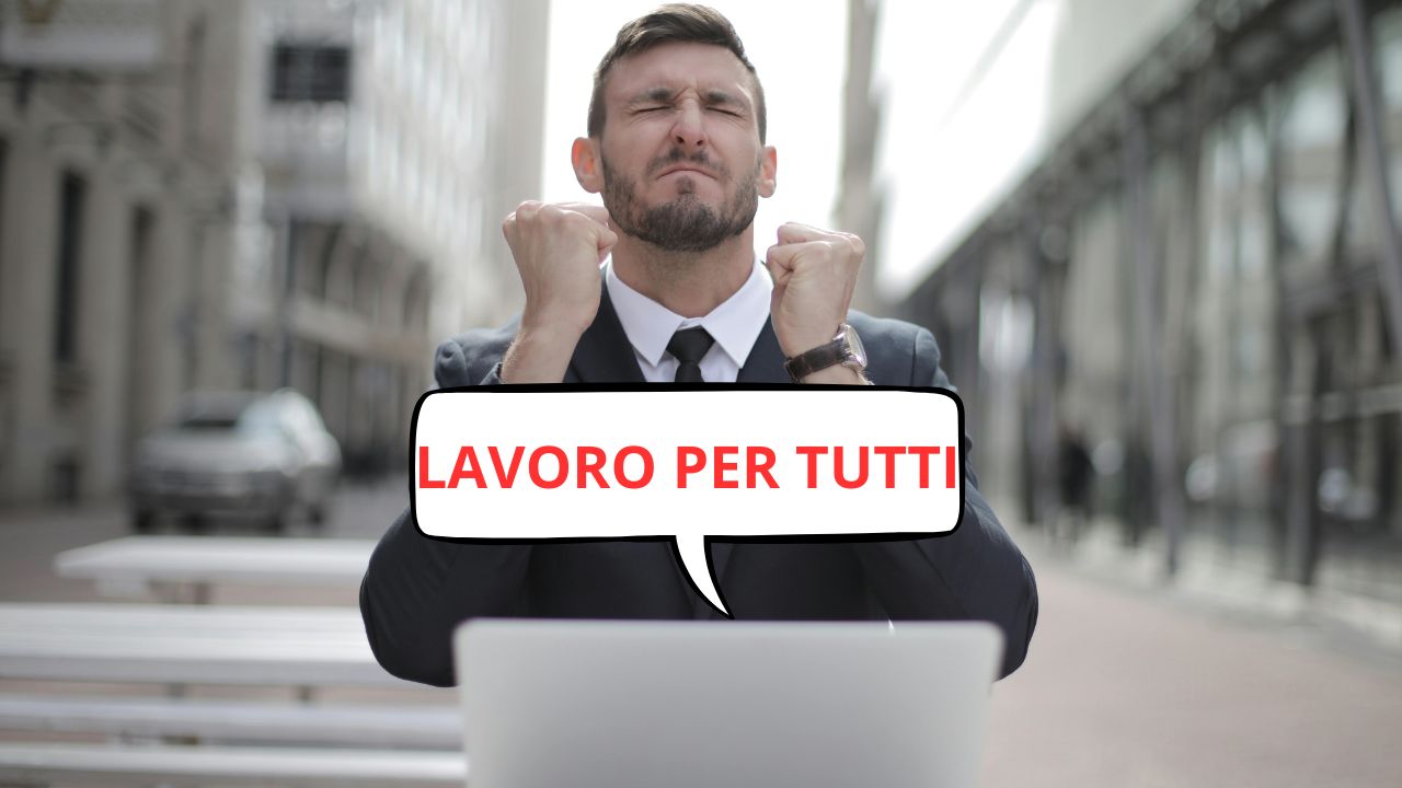 Uomo felice davanti al PC