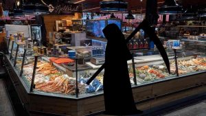 Bancone del pesce in un supermercato