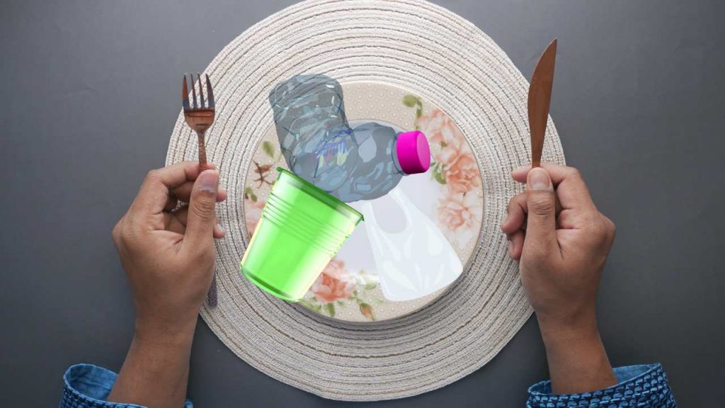 Piatto con posate tenute in mano