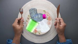 Piatto con posate tenute in mano