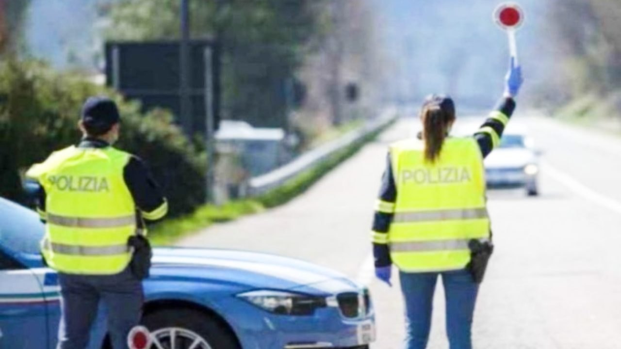 Torino, autoarticolato si ribalta sulla Tangenziale: blocchi di cemento invadono la carreggiata