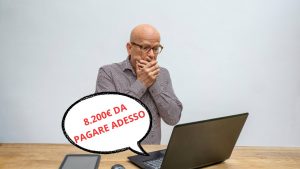 Uomo scioccato davanti al PC