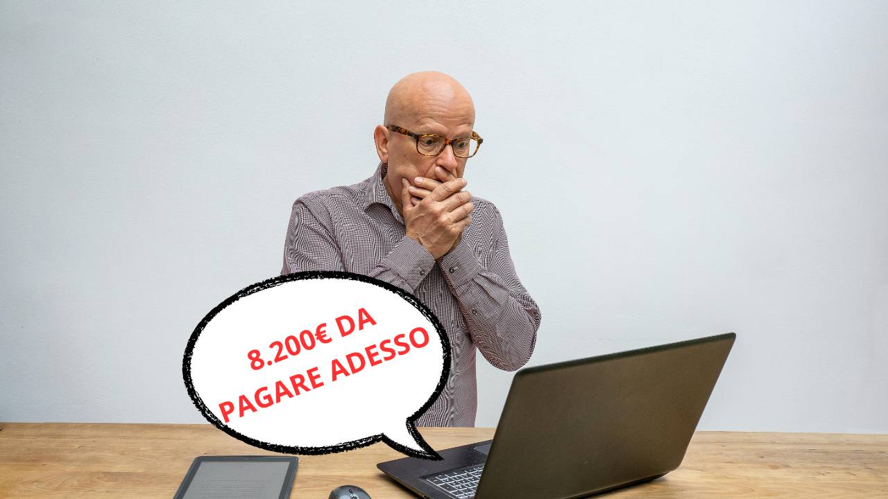 Uomo scioccato davanti al PC