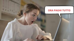 Donna scioccata al PC