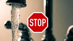 Rubinetto dell'acqua aperto in primo piano