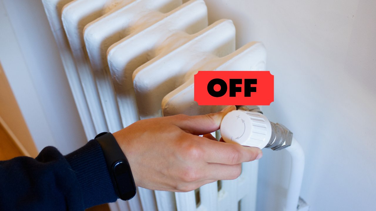 Una mano che spegne il termosifone