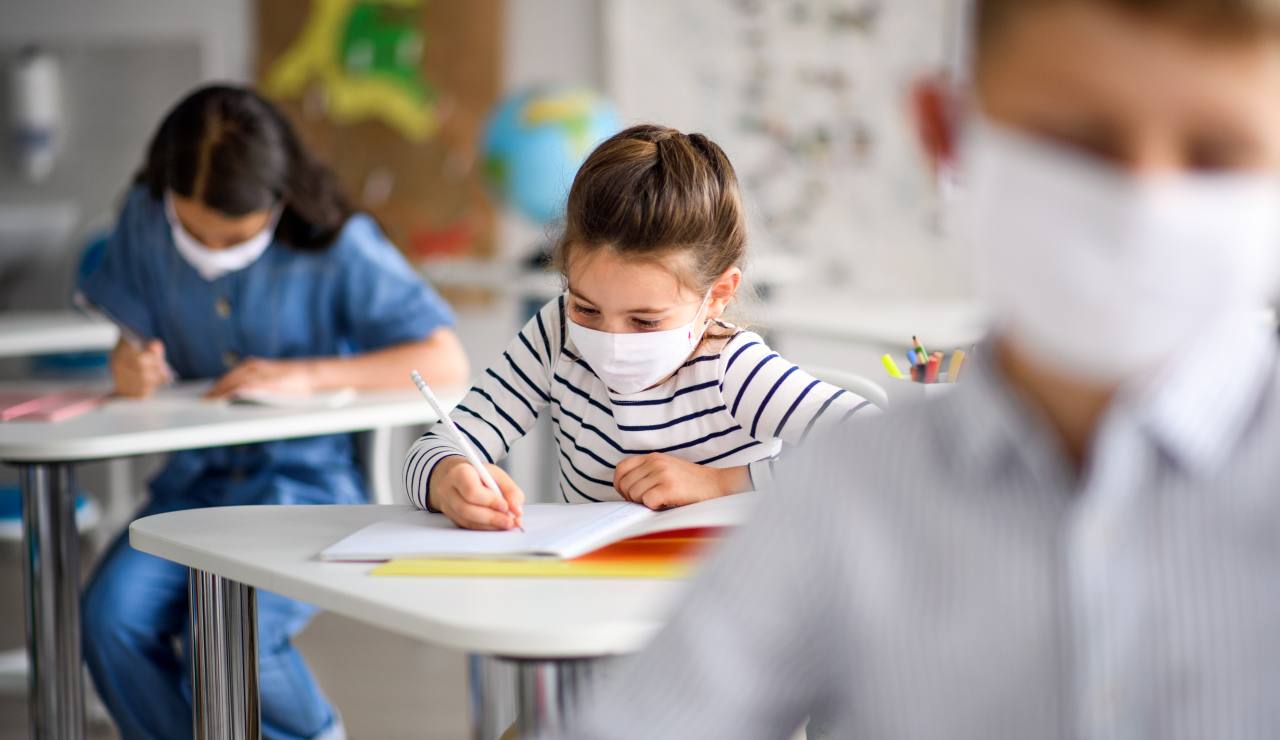 UFFICIALE – Da domani scuole chiuse fino a nuovo ordine, torna l’obbligo delle mascherine: ordinanza firmata | Sta per ricominciare l’incubo