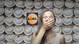 Donna scioccata davanti ai tortellini