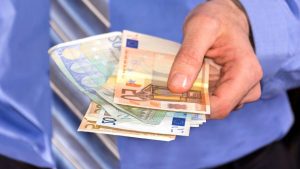 Truffa assicurazione (Canva) Newsecologia.it