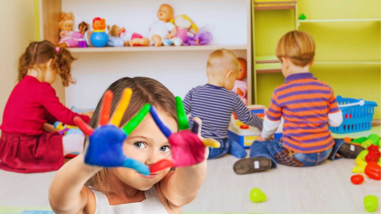 Bambini giocano con i colori