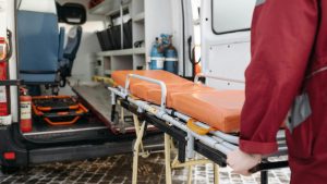 Interno di un'ambulanza e una barella